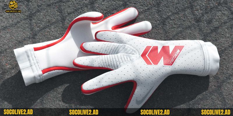 Nike Mercurial Elite với thiết kế mỏng, nhẹ và ôm sát bàn tay giúp thủ môn xử lý dễ dàng hơn trong các pha cứu bóng